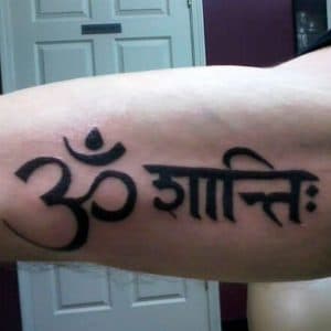 Mantra Om Shanti tatuaje brazo