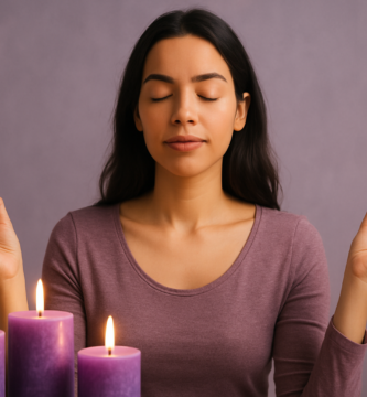 Velas moradas: significado, rituales y energía espiritual